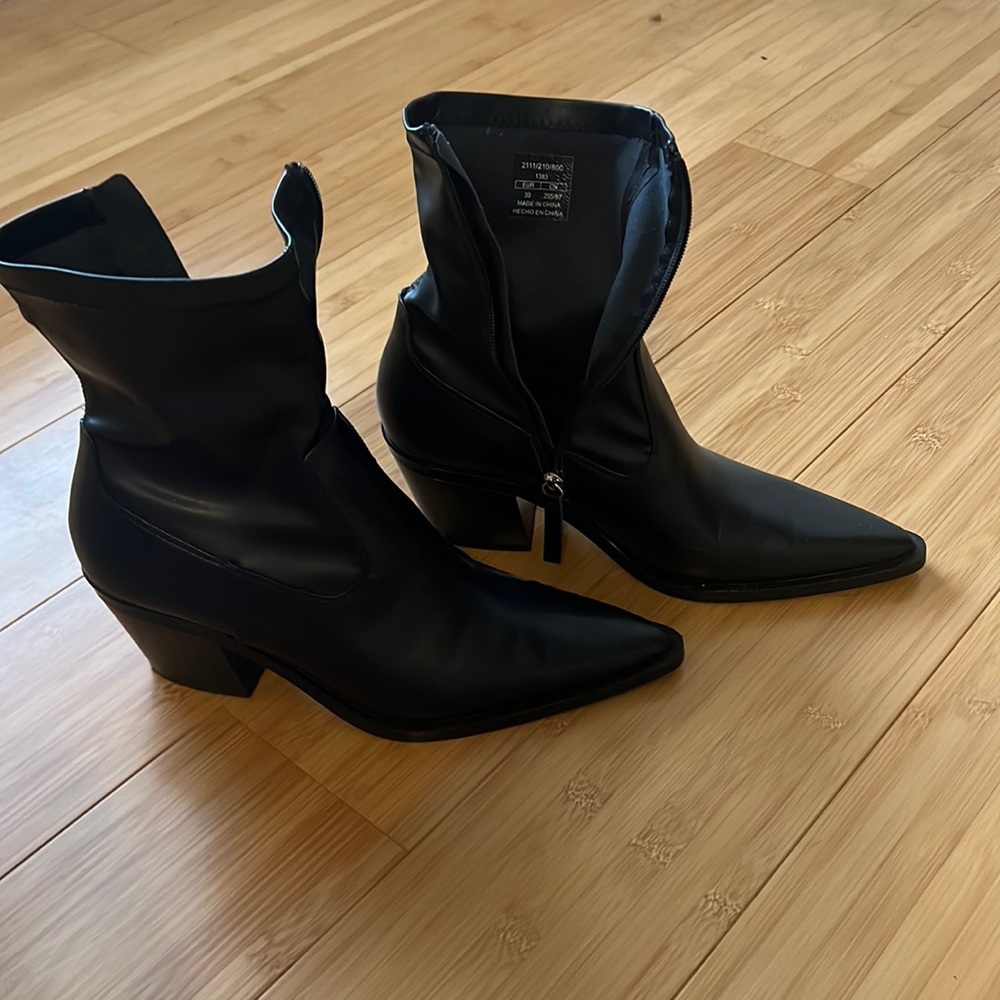 Zara size 39 US 8.5 black ankle cowboy boot style boots